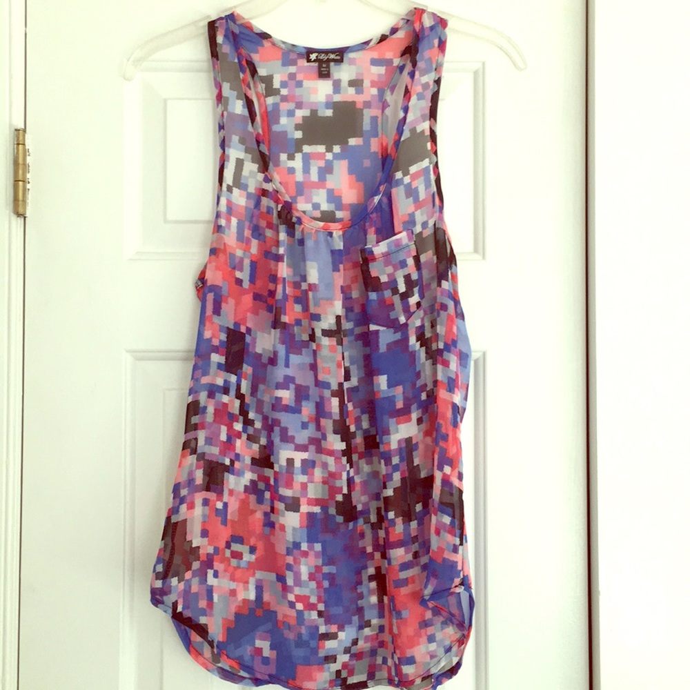 Fun geometric print tank with pocket